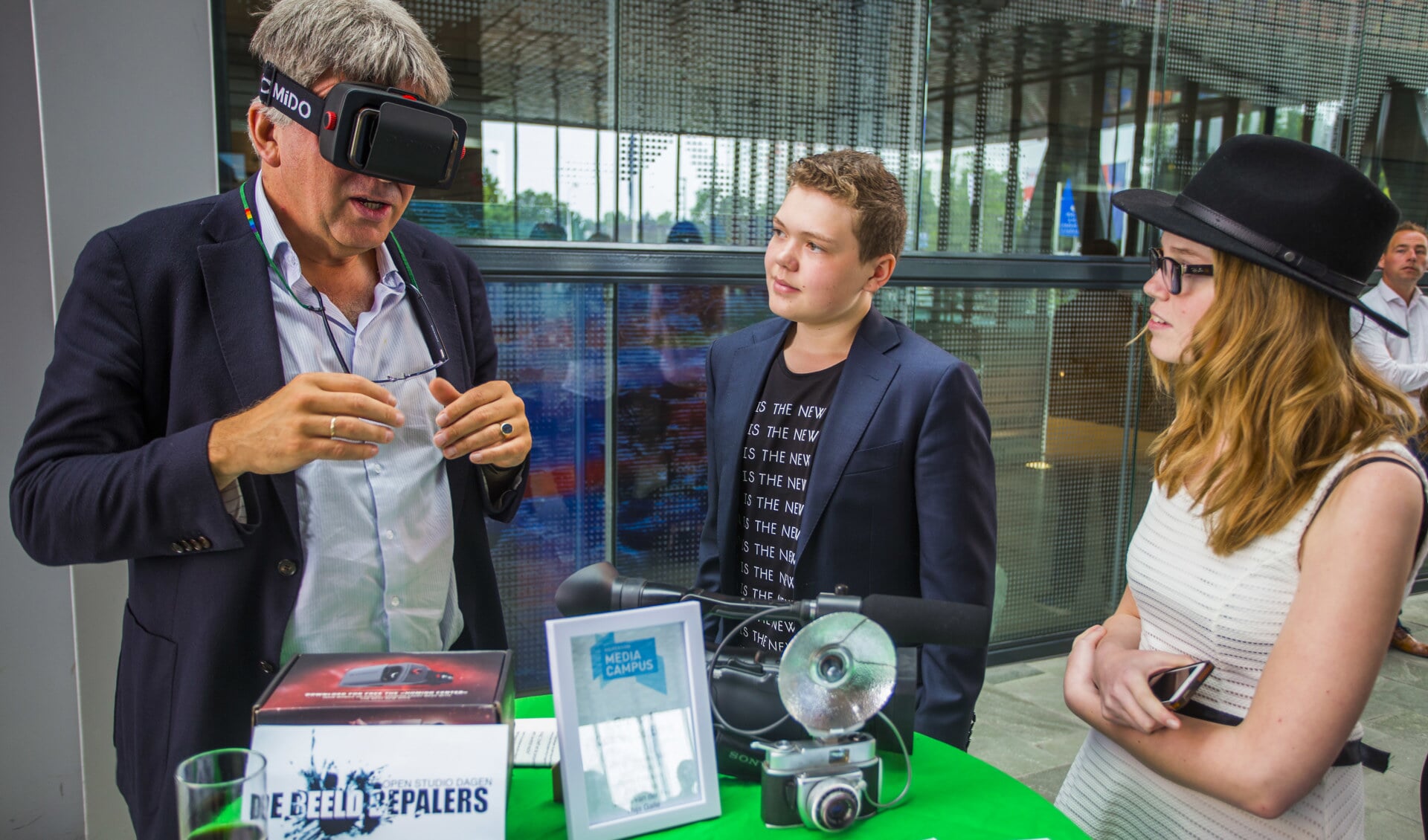 Wethouder Wimar Jaeger checkt een project van Topklas Digital Design van de Hilversum Media Campus. 