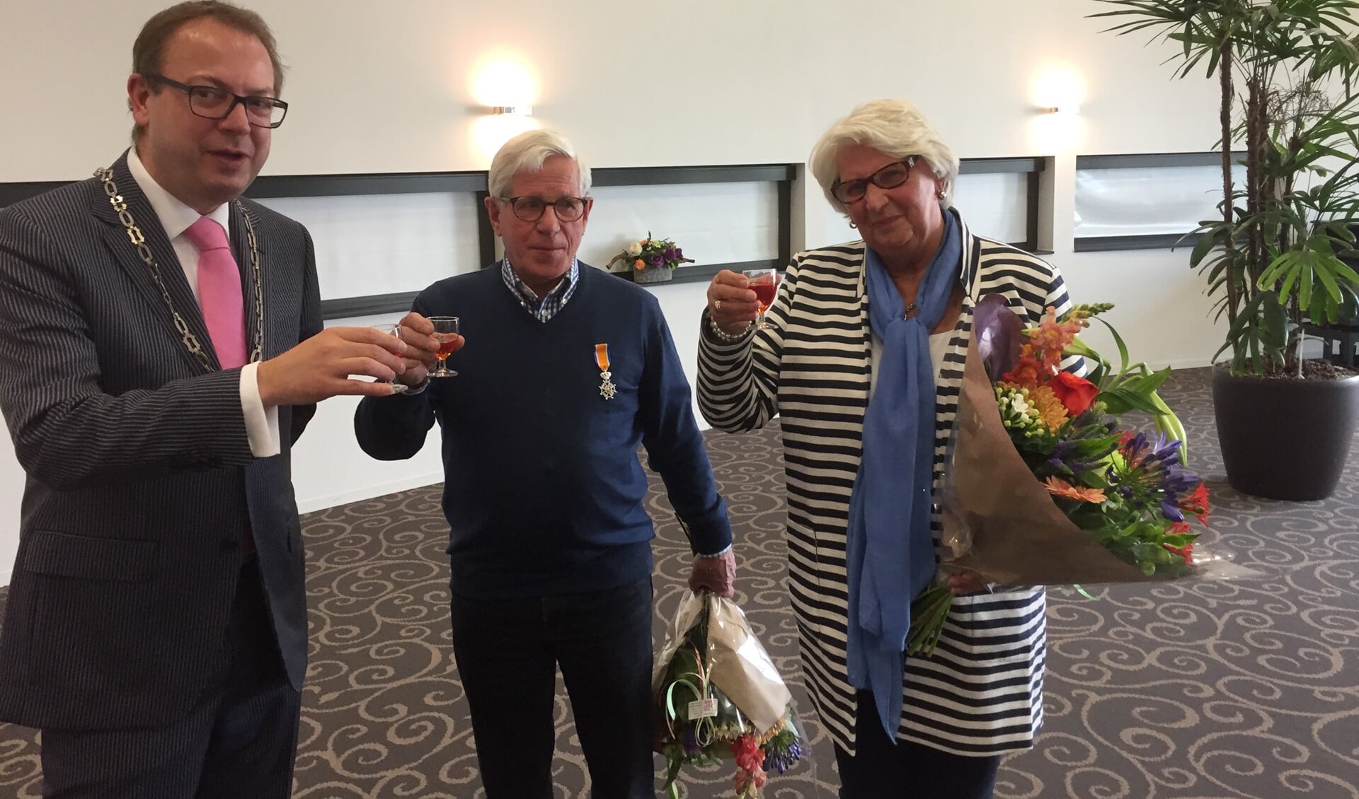 Burgemeester Van Benthem toost met het echtpaar Wolters