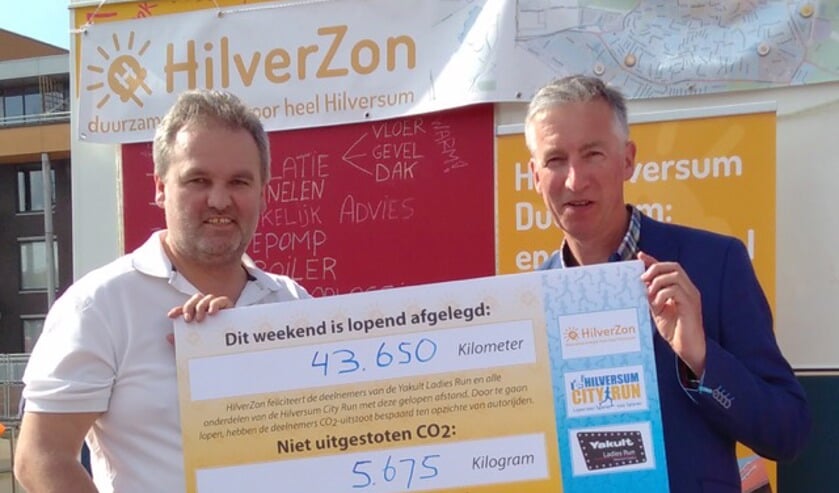 Aernoud Olde (links) overhandigde de cheque aan Dick Slootbeek.