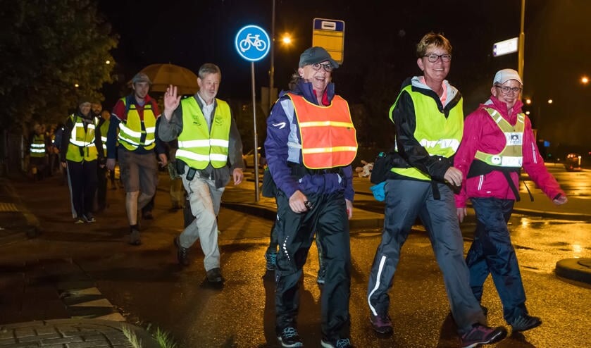 Wandelaars beginnen en eindigen in Hilversum.