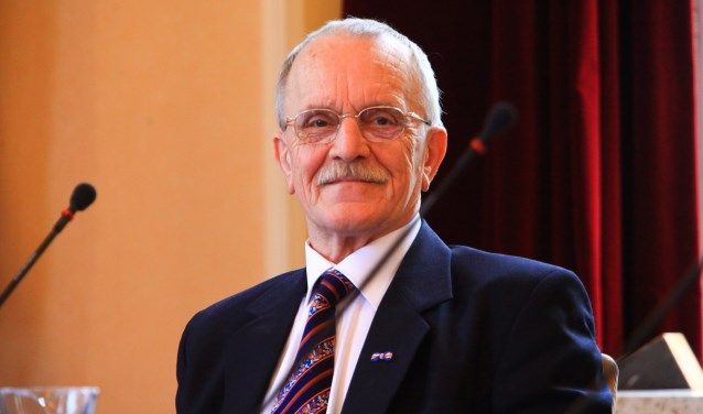 Ernst Wortel in de raadszaal van Laren.