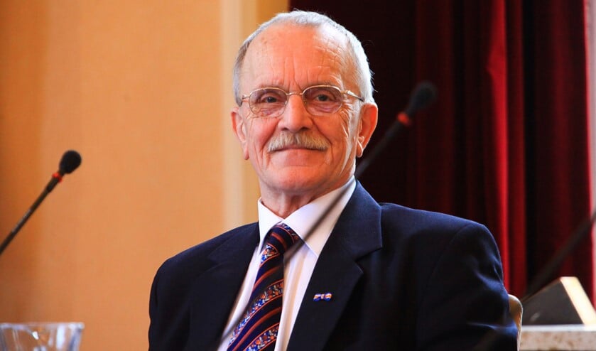Ernst Wortel in de raadszaal van Laren.