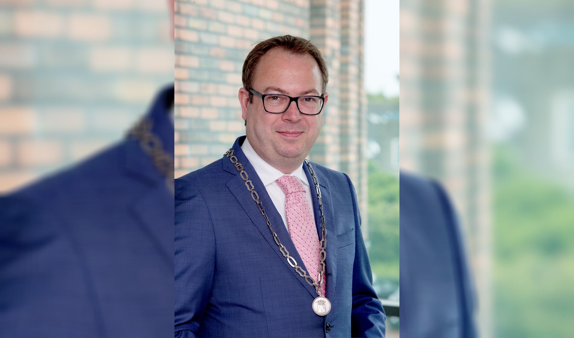 Burgemeester Roland van Benthem mag van de raad nog 6 jaar lang burgemeester blijven van Eemnes.