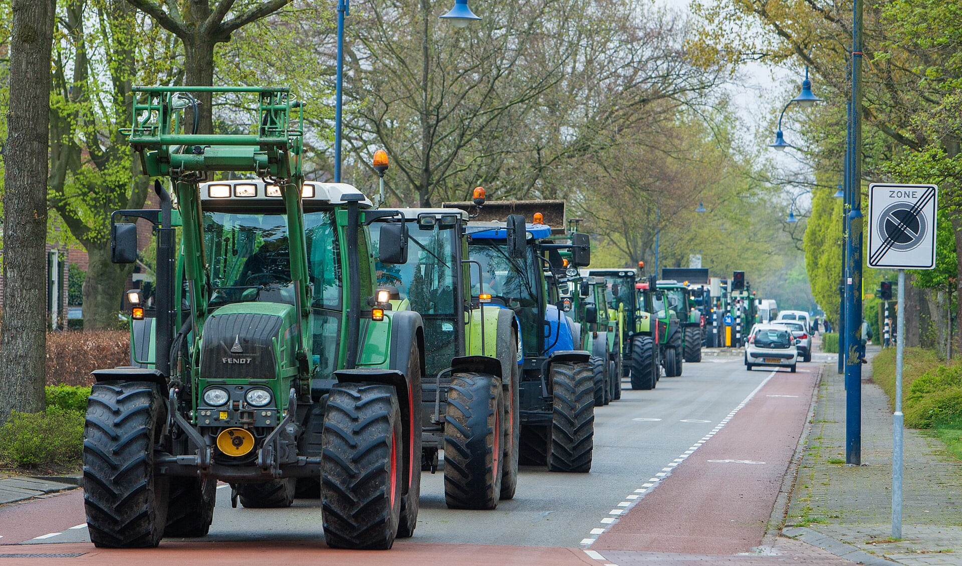 De boeren zijn bang dat ze straks niet meer over de Laarderweg mogen rijden.