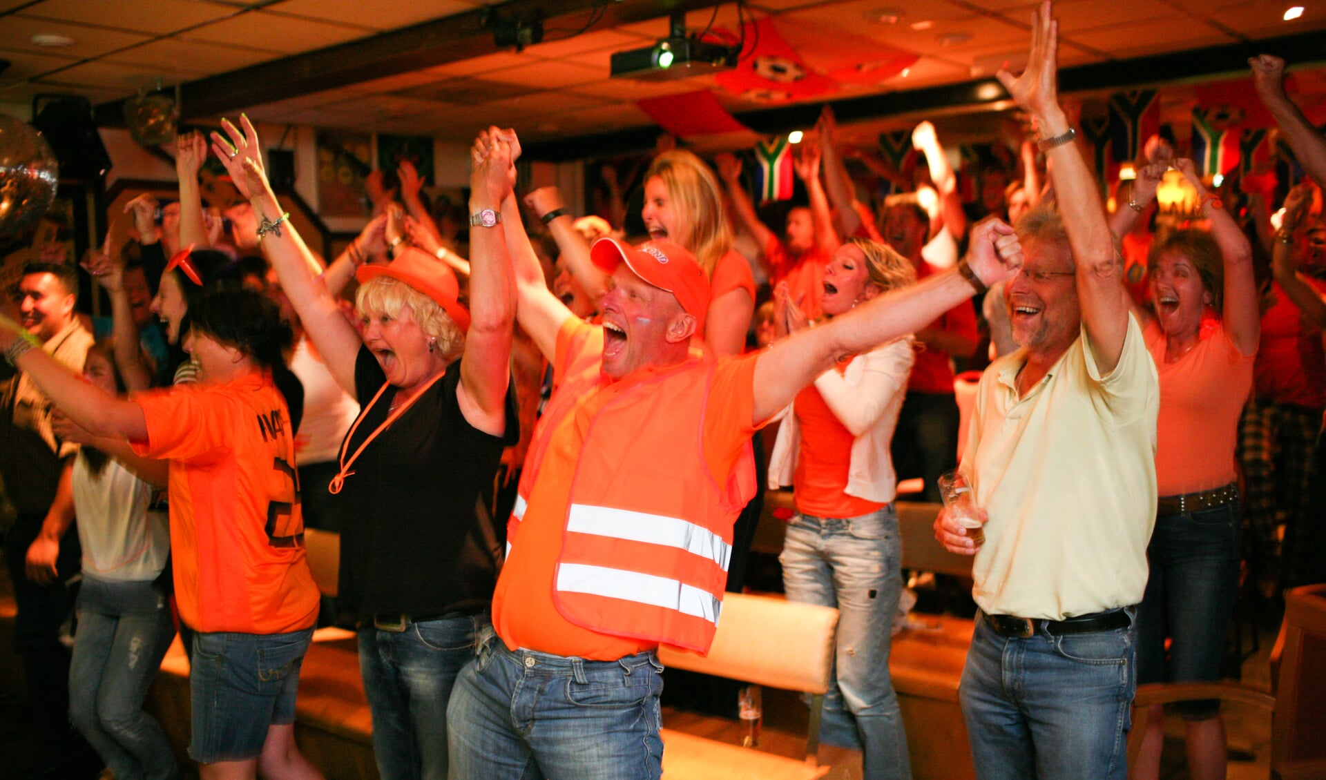 De (toen oranje) tribune in Hart van Weesp op het WK van 2010