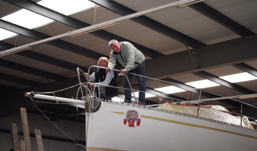 Henk Mulder en Cornelia Boom stoppen elk vrij uurtje in de bouw van de nieuwe boot Never too old.