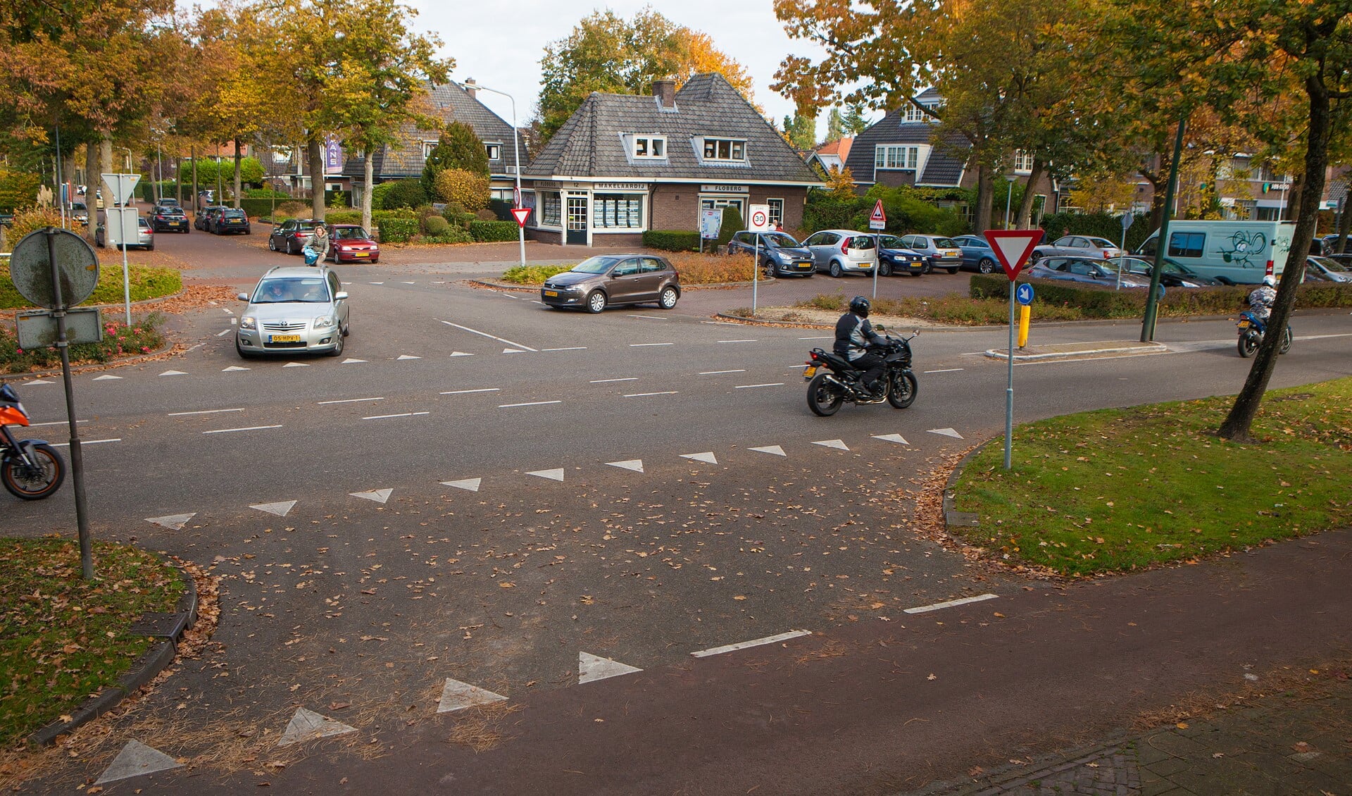 Parkeerplekken tussen de Naarderstraat en zwembad De Meent zijn geteld.