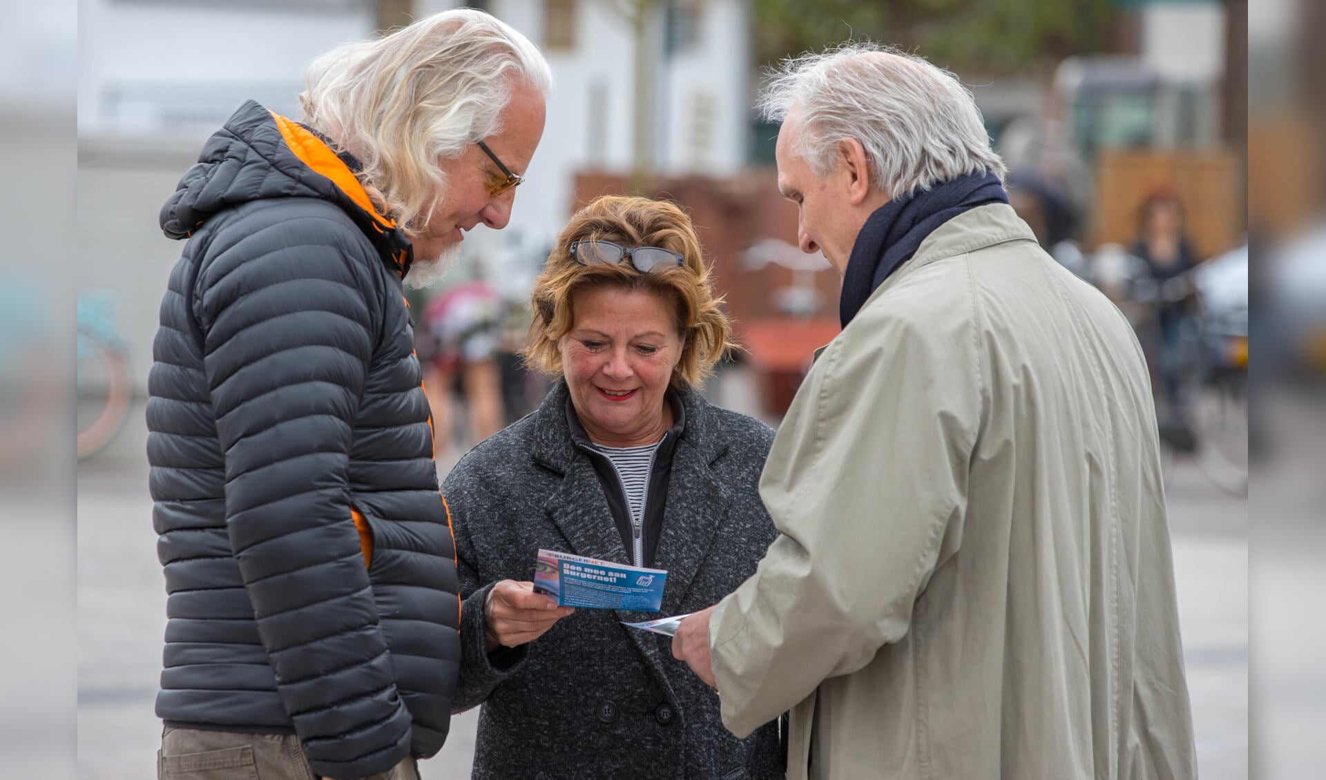Op de markt ging burgemeester Broertjes woensdagochtend in gesprek met Hilversummers om Burgernet onder de aandacht te brengen.