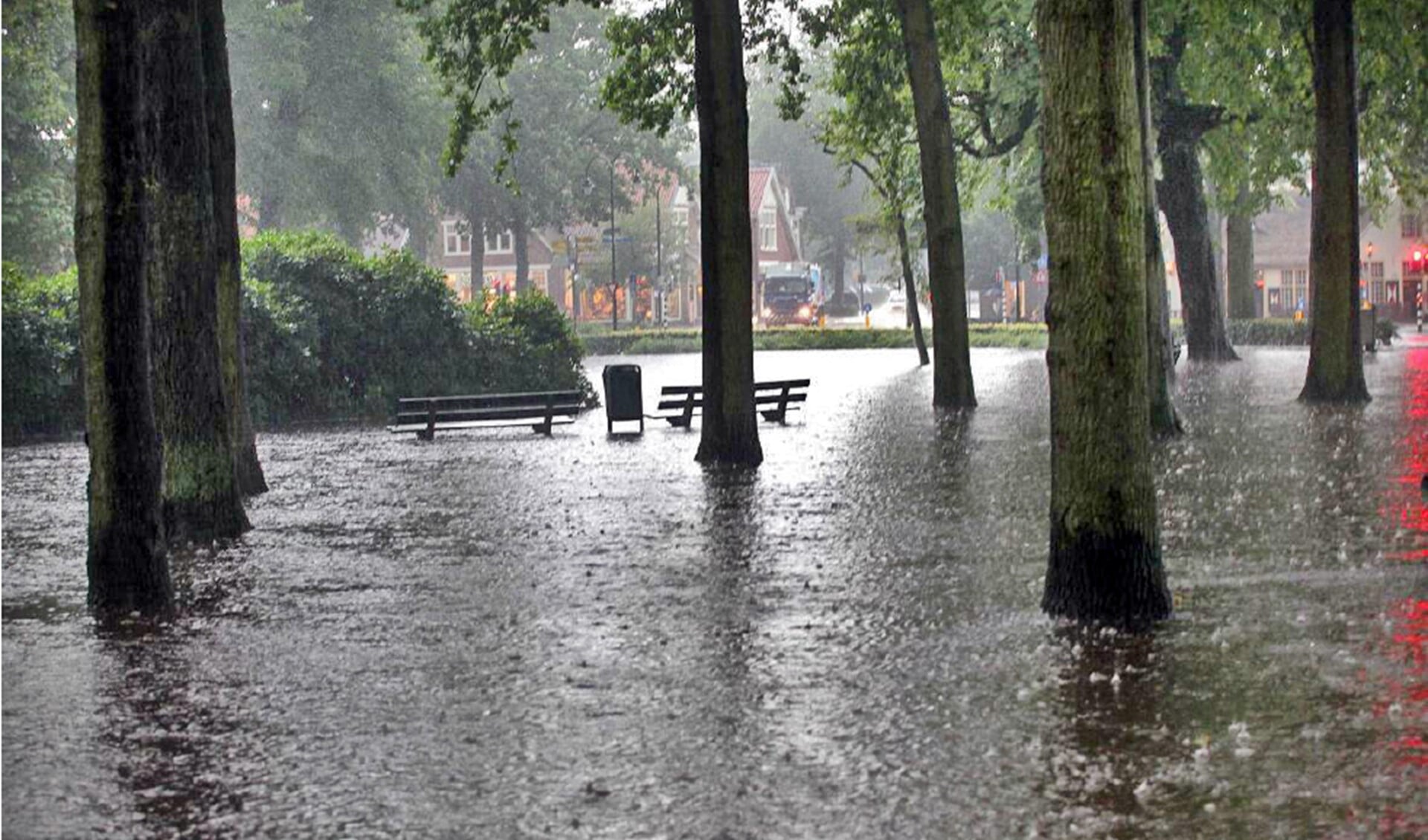 Met het afkoppelen van hemelwaterafvoer wil de gemeente wateroverlast zoals op De Brink op 28 juli 2014 voorkomen in de toekomst.