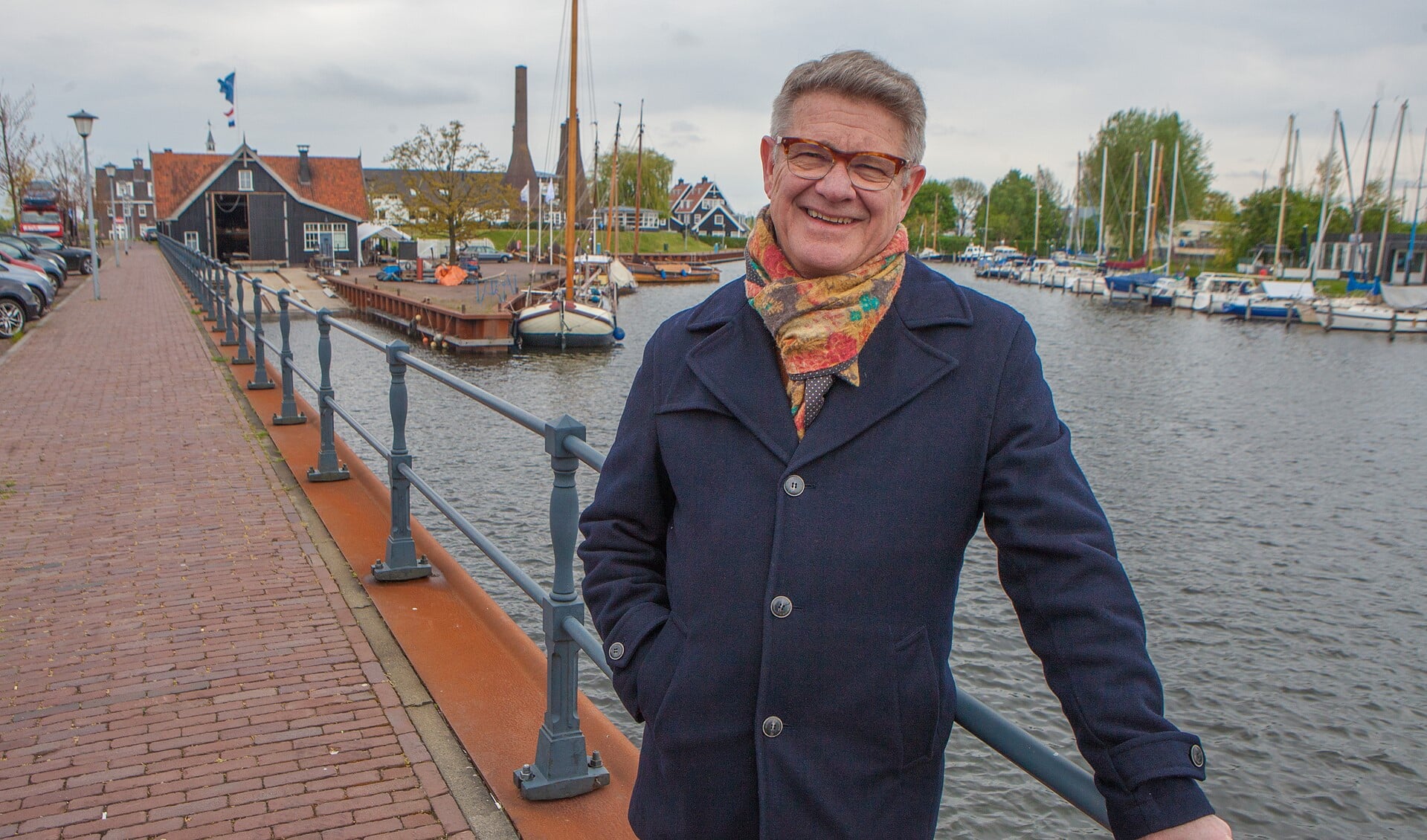 Hans van den Brink bij de haven, die een grote rol speelt in het DNA van het dorp.