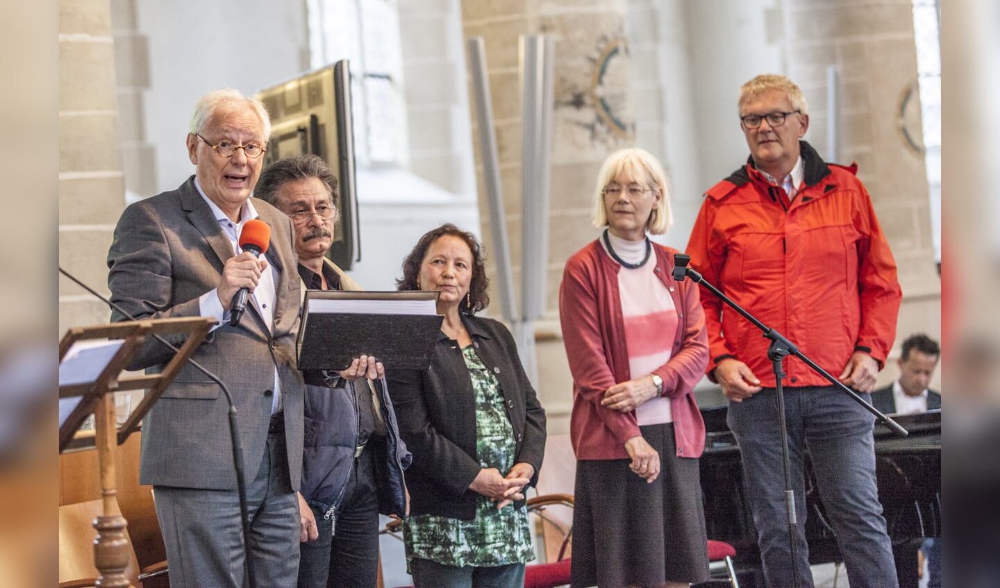 Burgemeester Bas Jan van Bochove krijgt dikke map vol handtekeningen aangeboden.