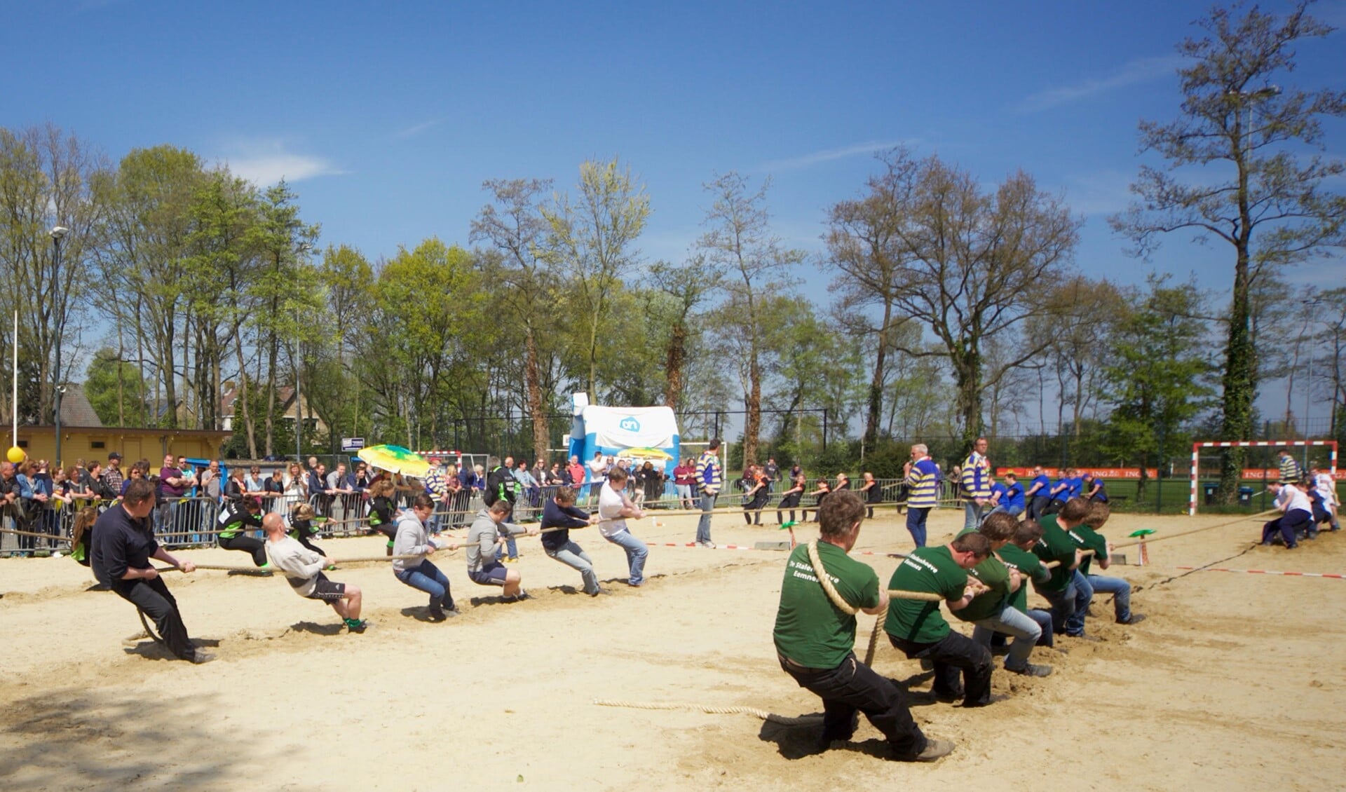 Touwtje organiseerde ter gelegenheid van het jubileum een beachtouwtrektoernooi op de handbalvelden in Blaricum.