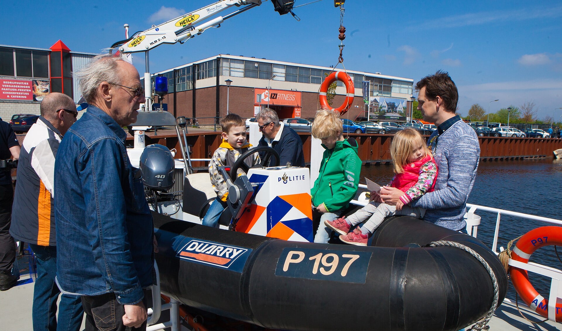 Groot en klein kon zich vermaken bij de Reddingbootdag van de KNRM in Huizen, waar ook de waterpolitie aanwezig was.