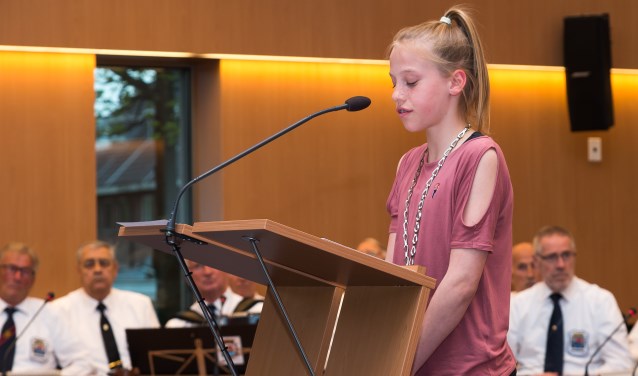 Kinderburgemeester Marit Engelberts leest haar gedicht voor.