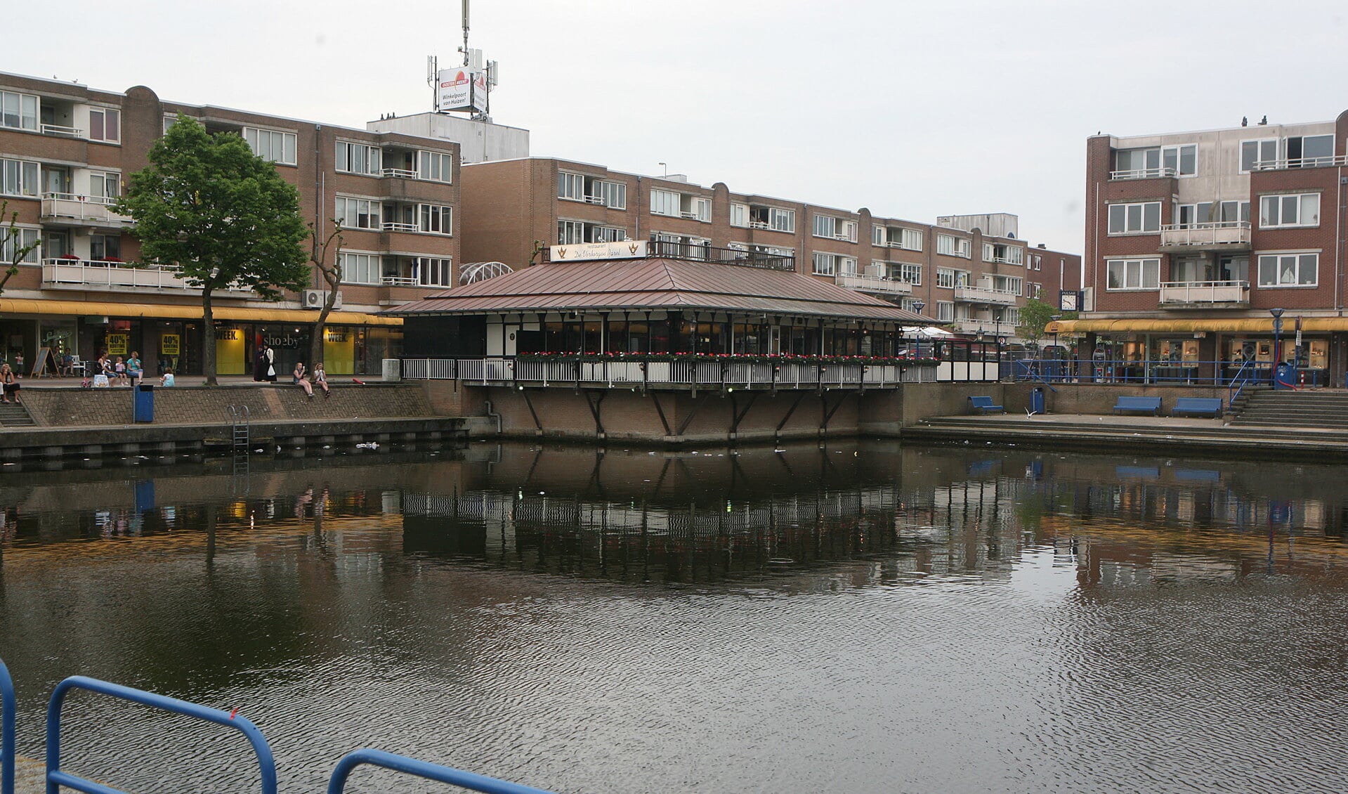 Het winkelcentrum Oostermeent in Huizen waar de steekpartij plaatsvond. 