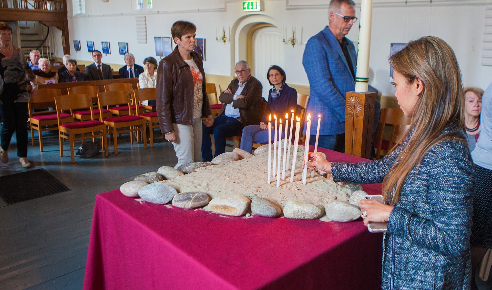 Kaarsen voor de overleden kinderen van de Berg Stichting.