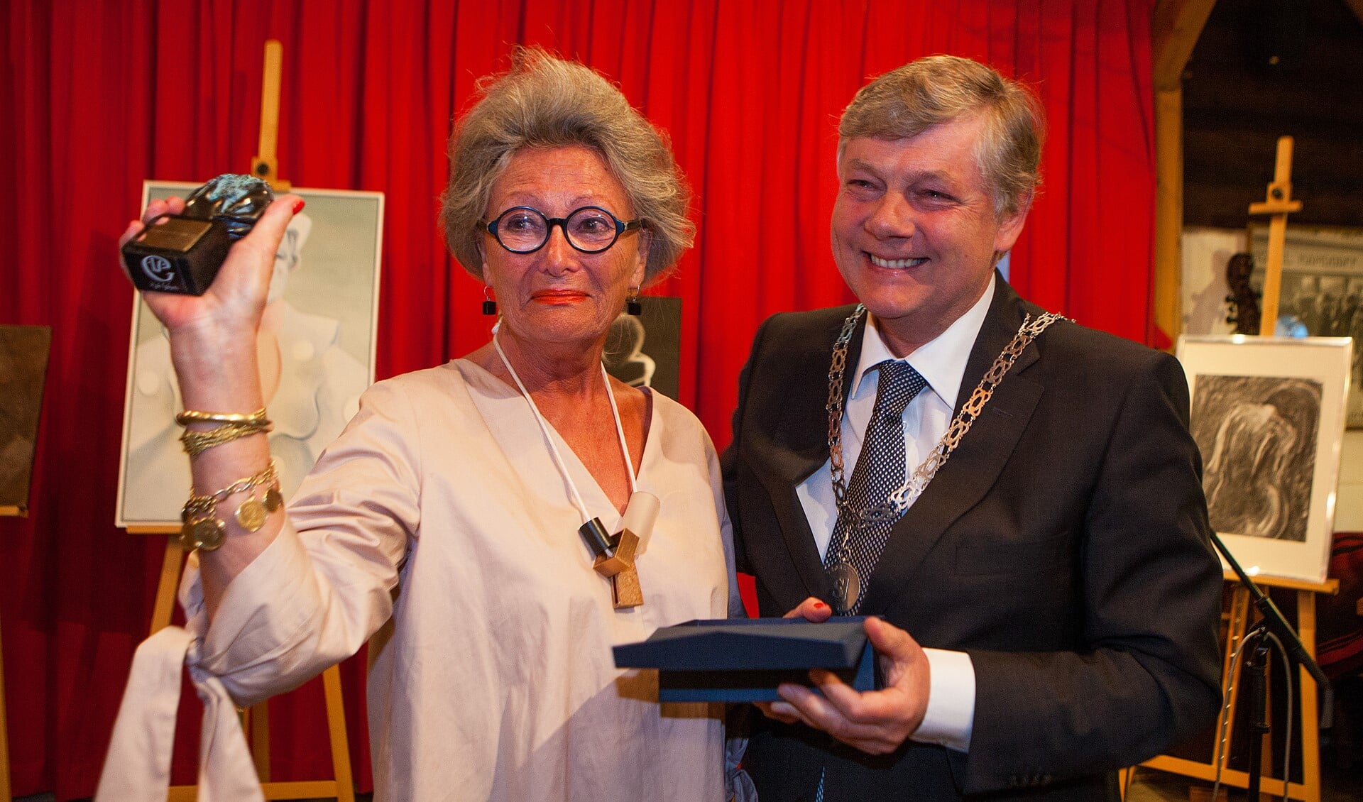 Antoinetty van den Brink krijgt de Larense erepenning van burgemeester Elbert Roest.