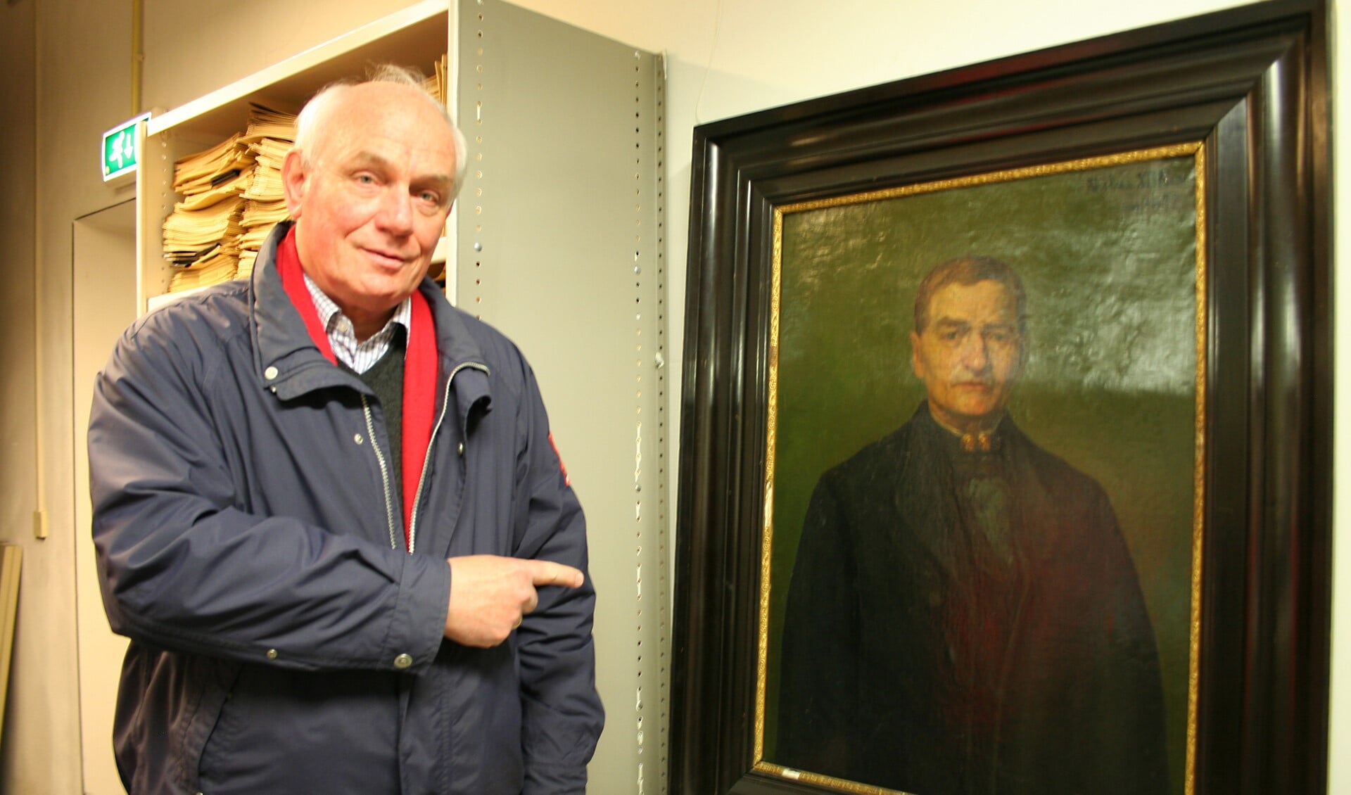 Willem Meijerman bij het teruggevonden schilderij van burgemeester Hendrik Rebel.