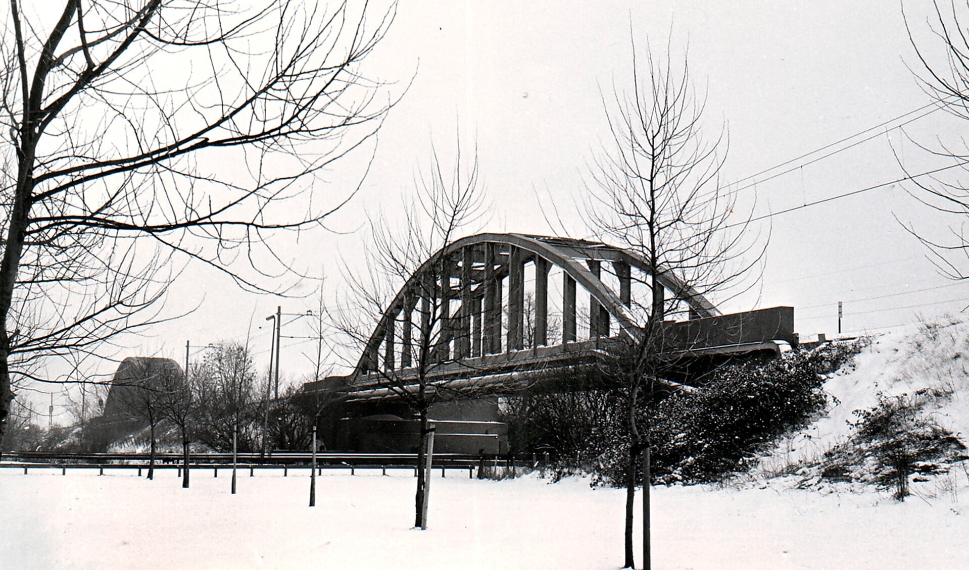 De spoorbruggen over de Weesper- en Muidertrekvaart in 1985. 