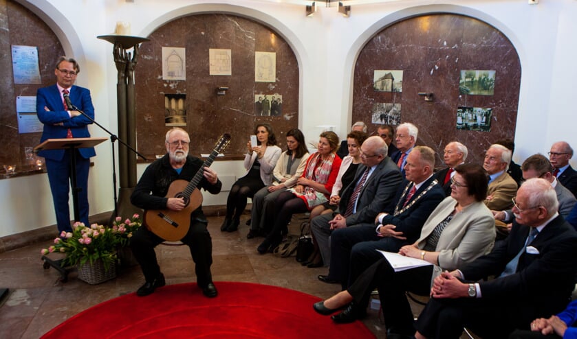 Muziek en speeches in het mausoleum.