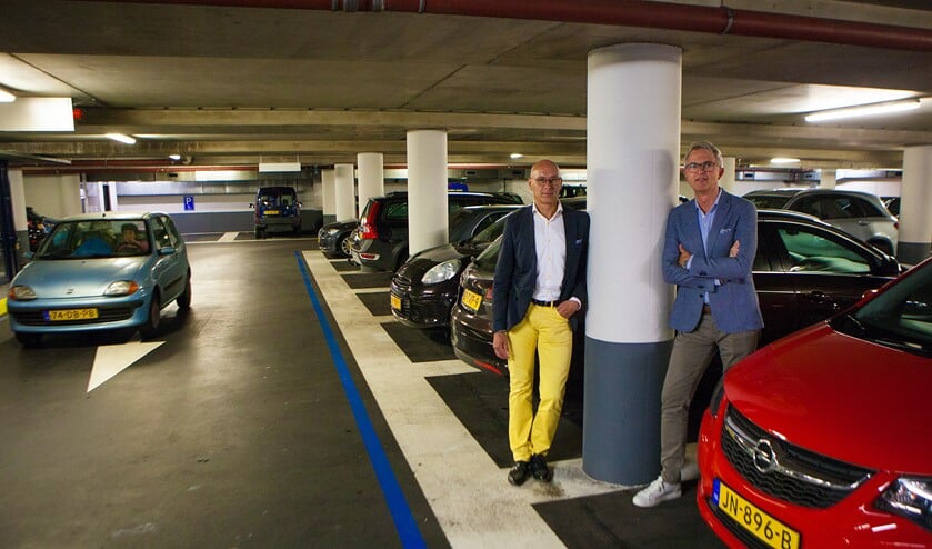 Gert van den Broek (links) en Gert Jan de Lange maken zich zorgen over parkeren.