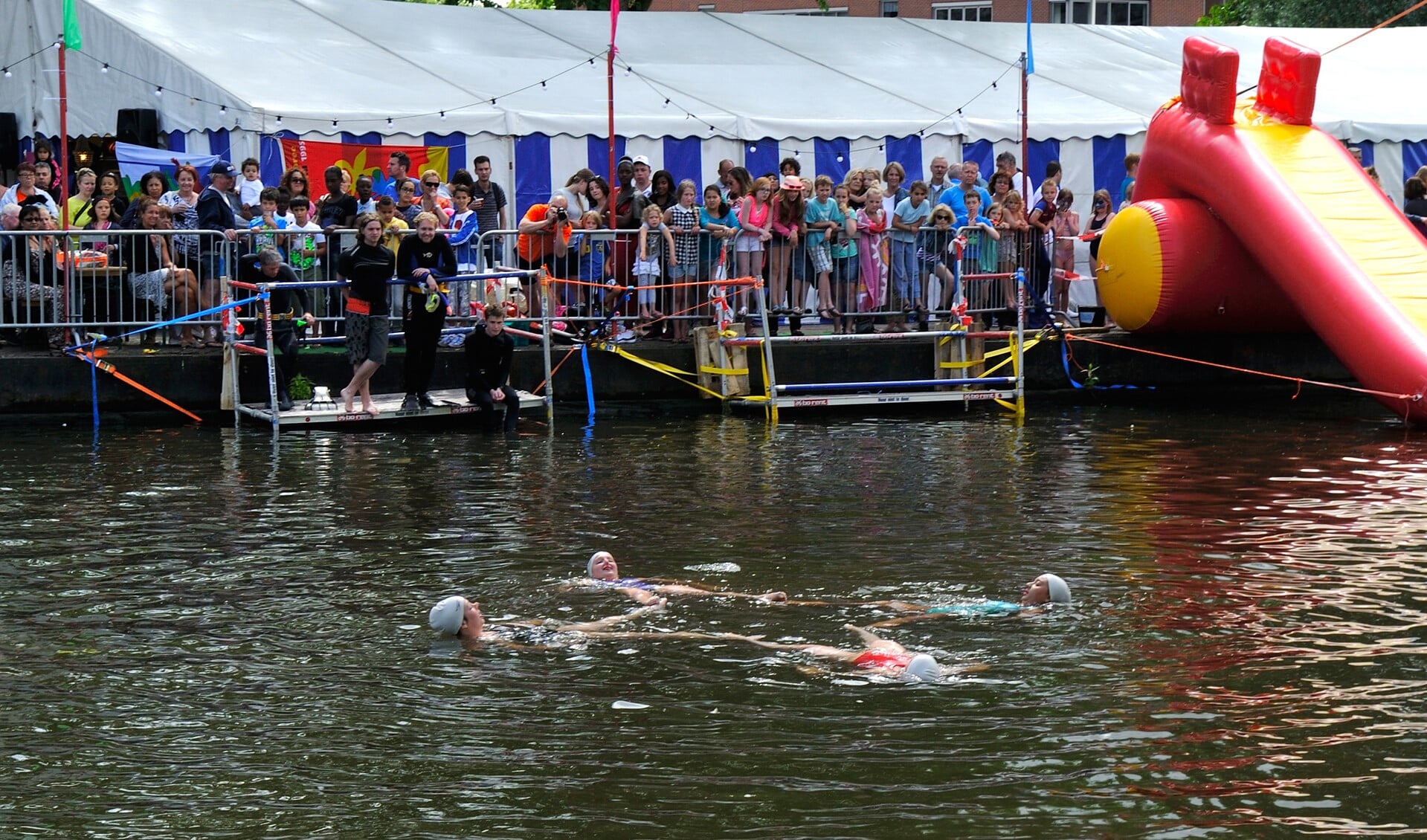 Demonstratie van synchroonzwemmers van De Meeuwen.