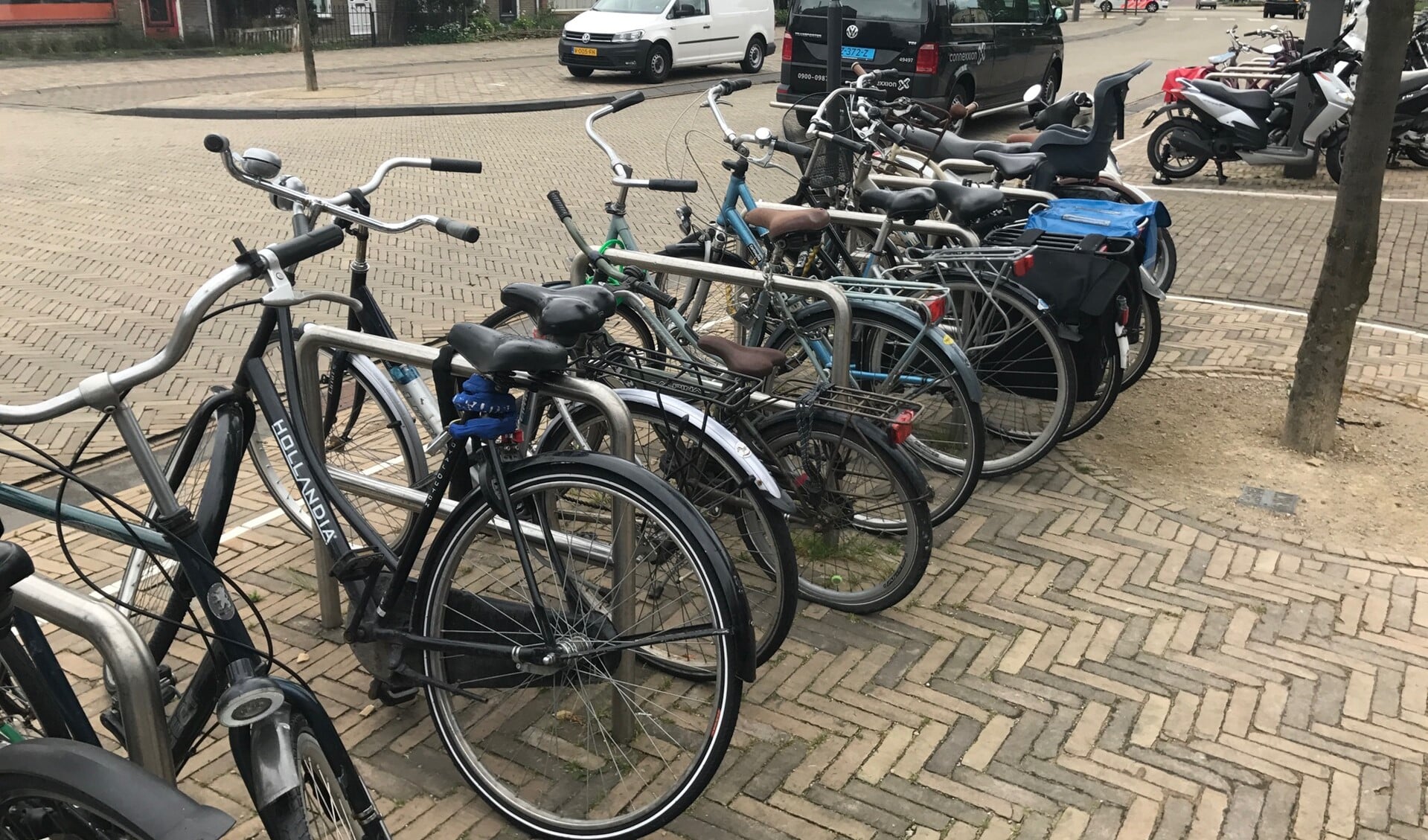 Bij winkelcentrum zijn veel plekken om fiets neer te zetten.