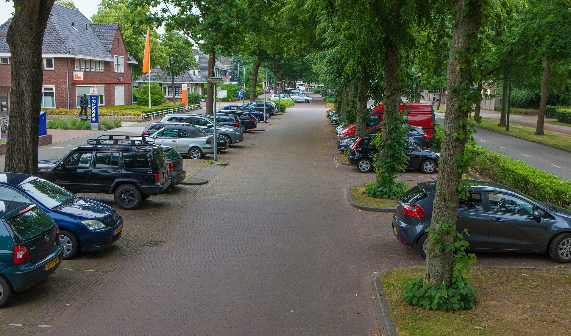 De parkeervakken aan de Naarderstraat worden in 2018 opgeknapt.