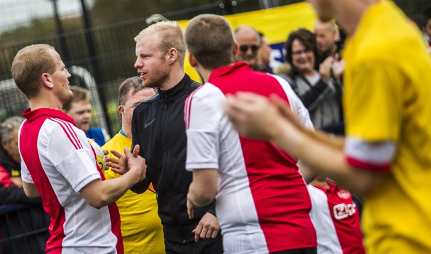 Davy Klaassen bij de opening van het Cruyff Court in Hilversum