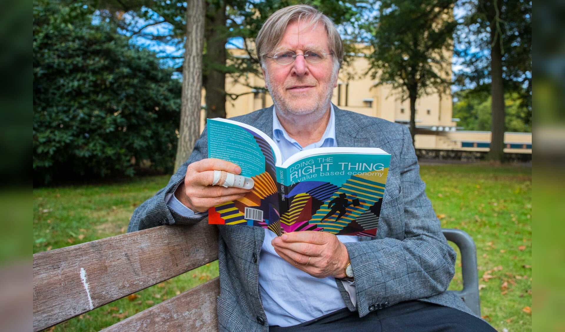 Wethouder Klamer zou zich te vaak bezighouden met zijn nevenfuncties, waaronder het schrijven van boeken.