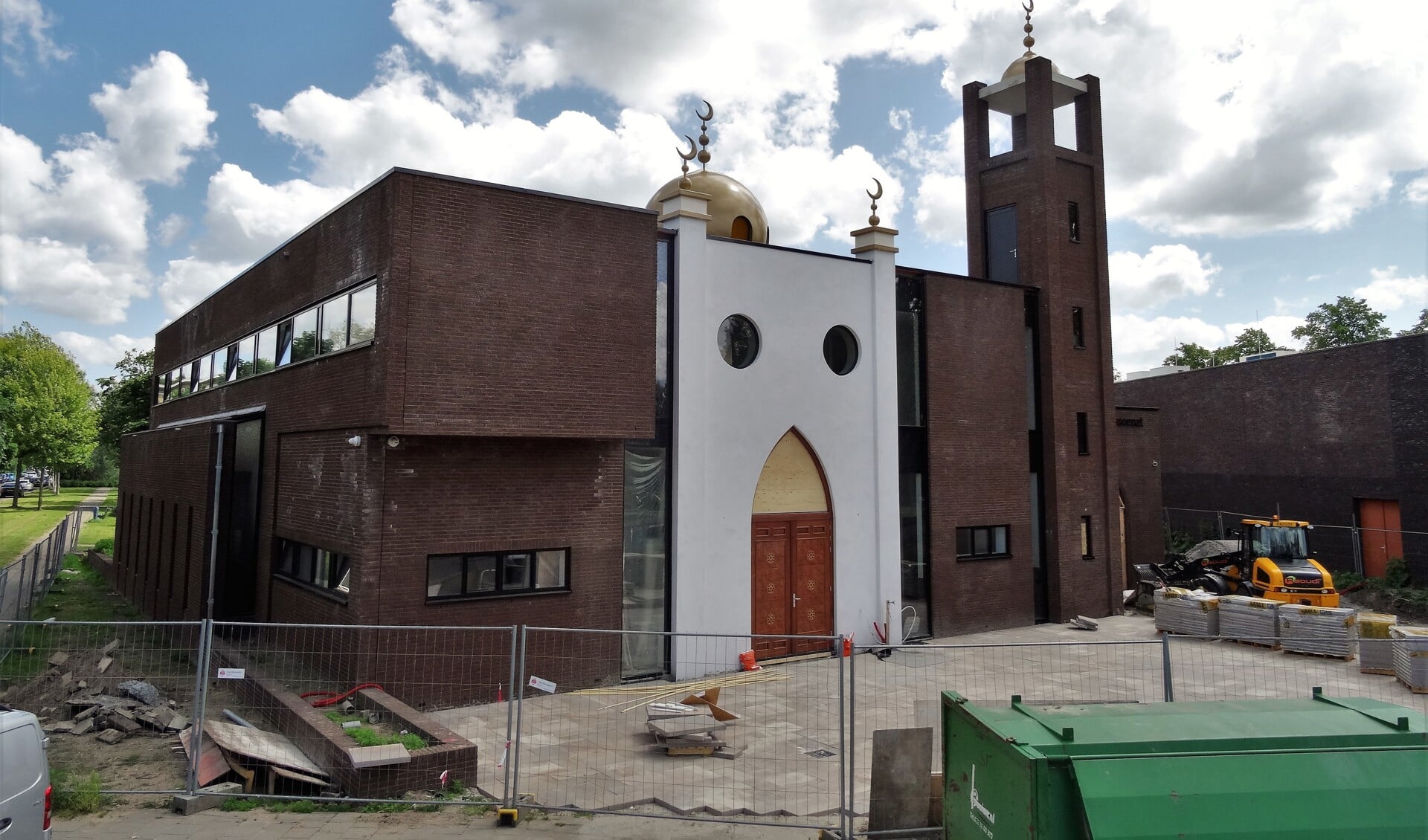 De Marokkaanse gemeenschap in Weesp bouwt deze nieuwe moskee aan de Nijhoffstraat.
