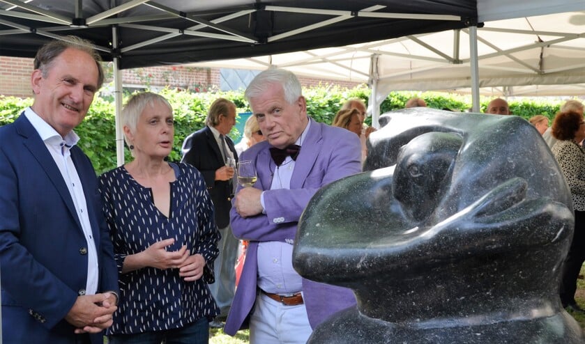 Wethouder Boland (links), beeldhouwster Ike van Cleeff en Ton Steinz bij de onthulling van het beeld.
