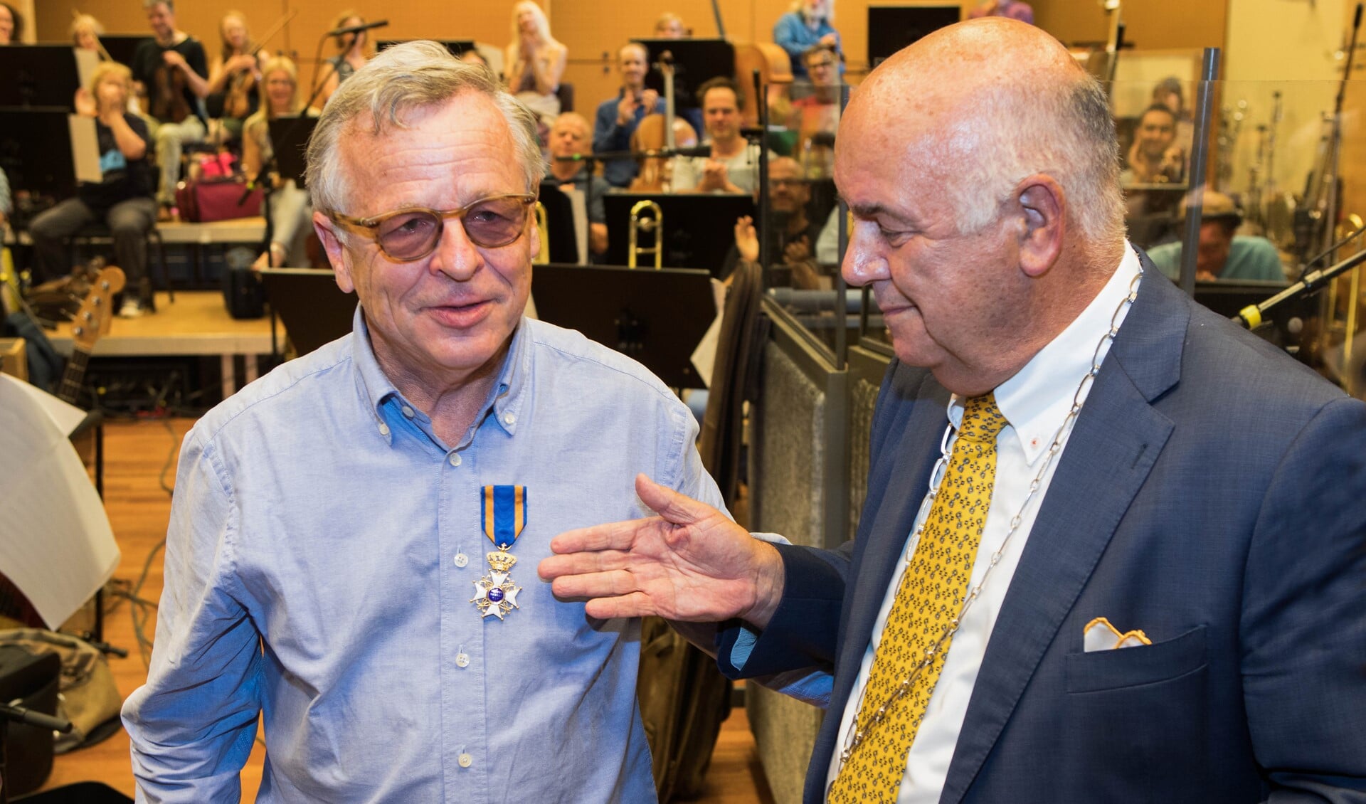 Bart van Lier met burgemeester Fons Hertog en zijn net gekregen onderscheiding.