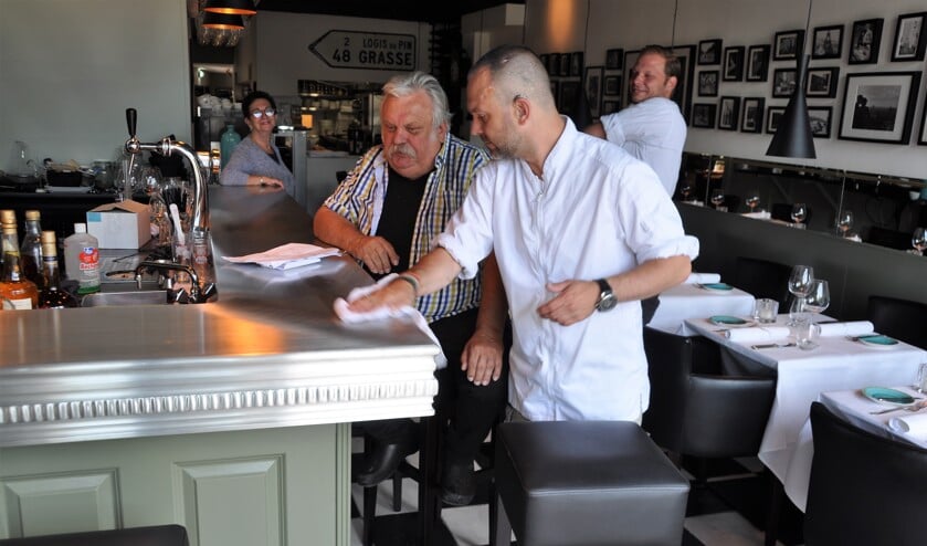 <p>Minevitus en Vity aan de bar van het restaurant aan de Nieuwstad. </p>