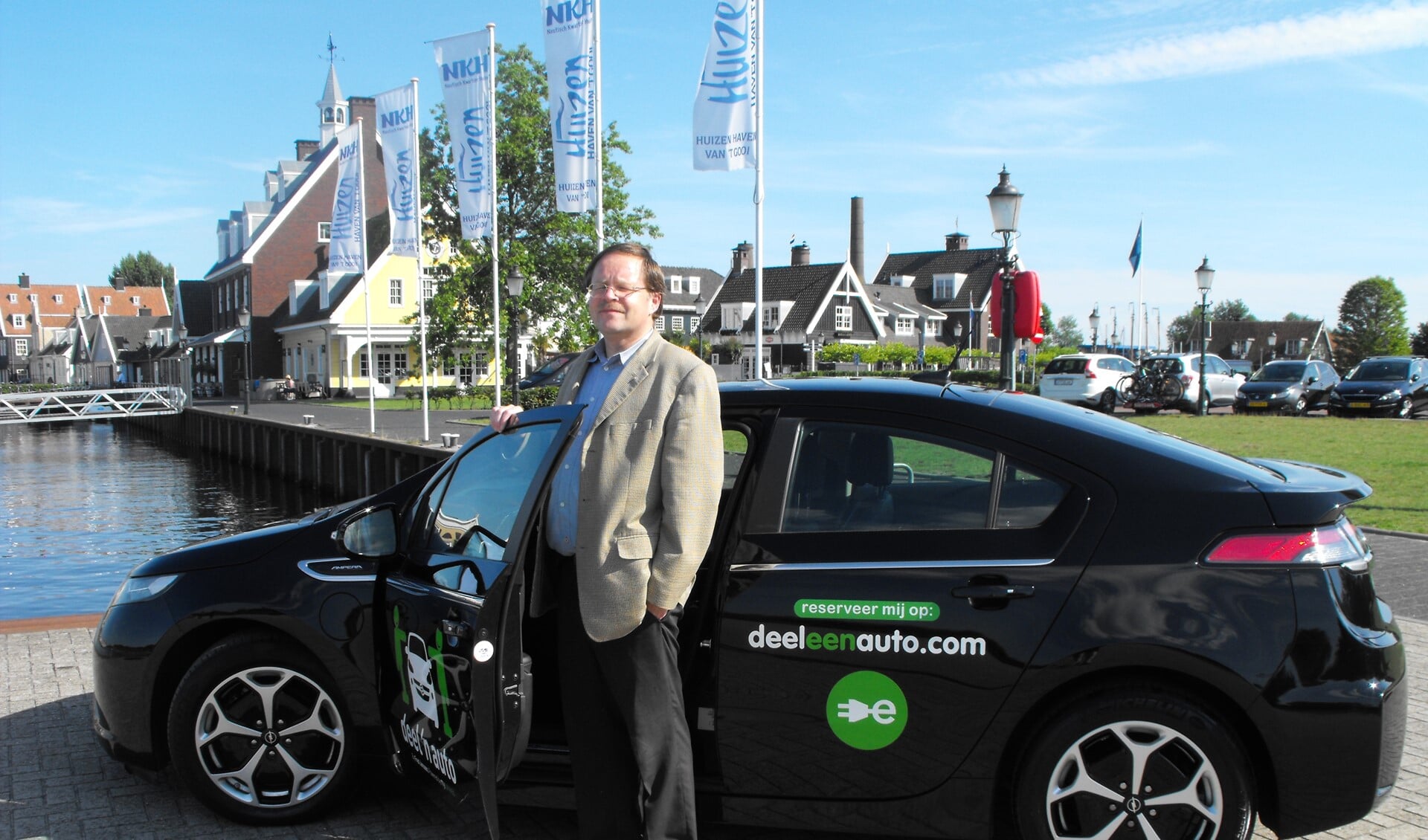 Rob Bource, hier met een deelauto op de foto, heeft uit passie voor duurzaamheid en vervoer E-motion georganiseerd.