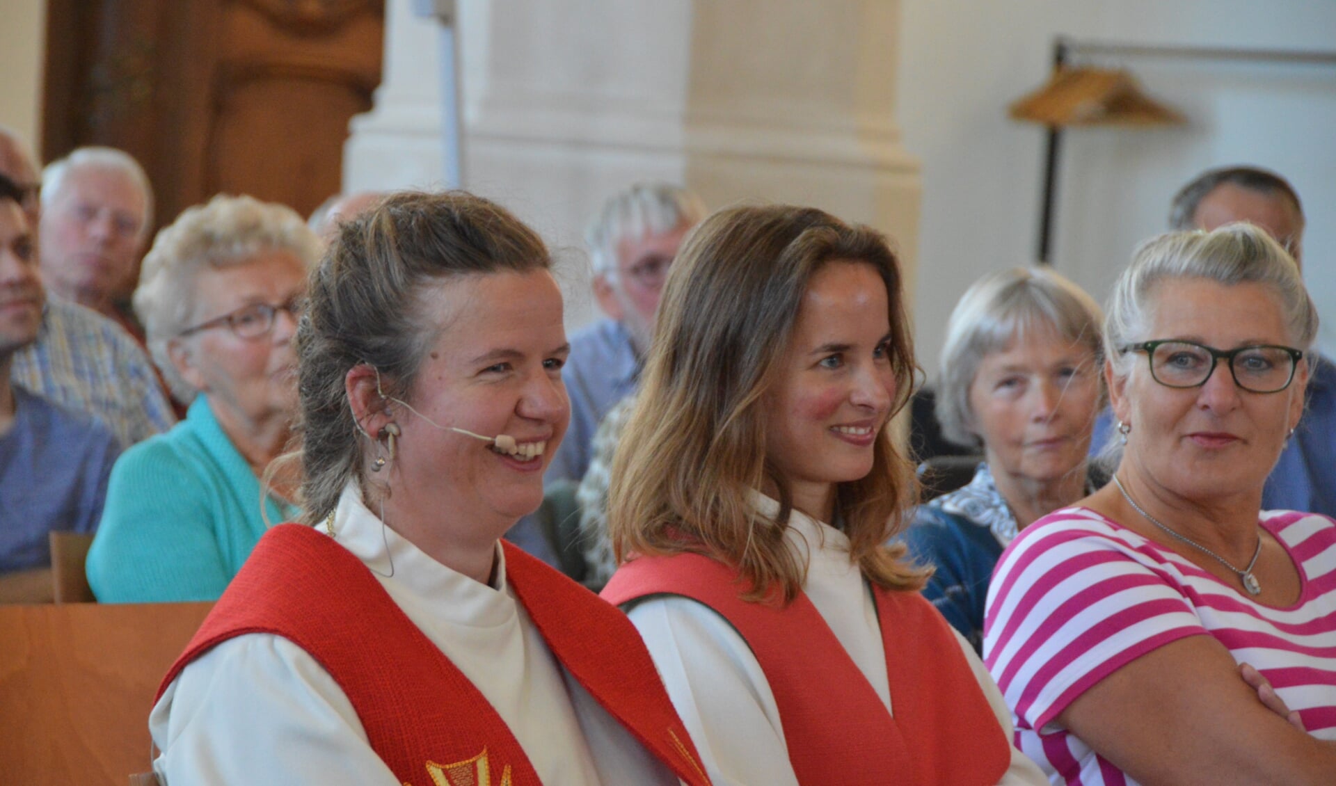 Berit Bootsma-Gerritsen (links) bij haar intrede met collegapredikant Marije Hage. 