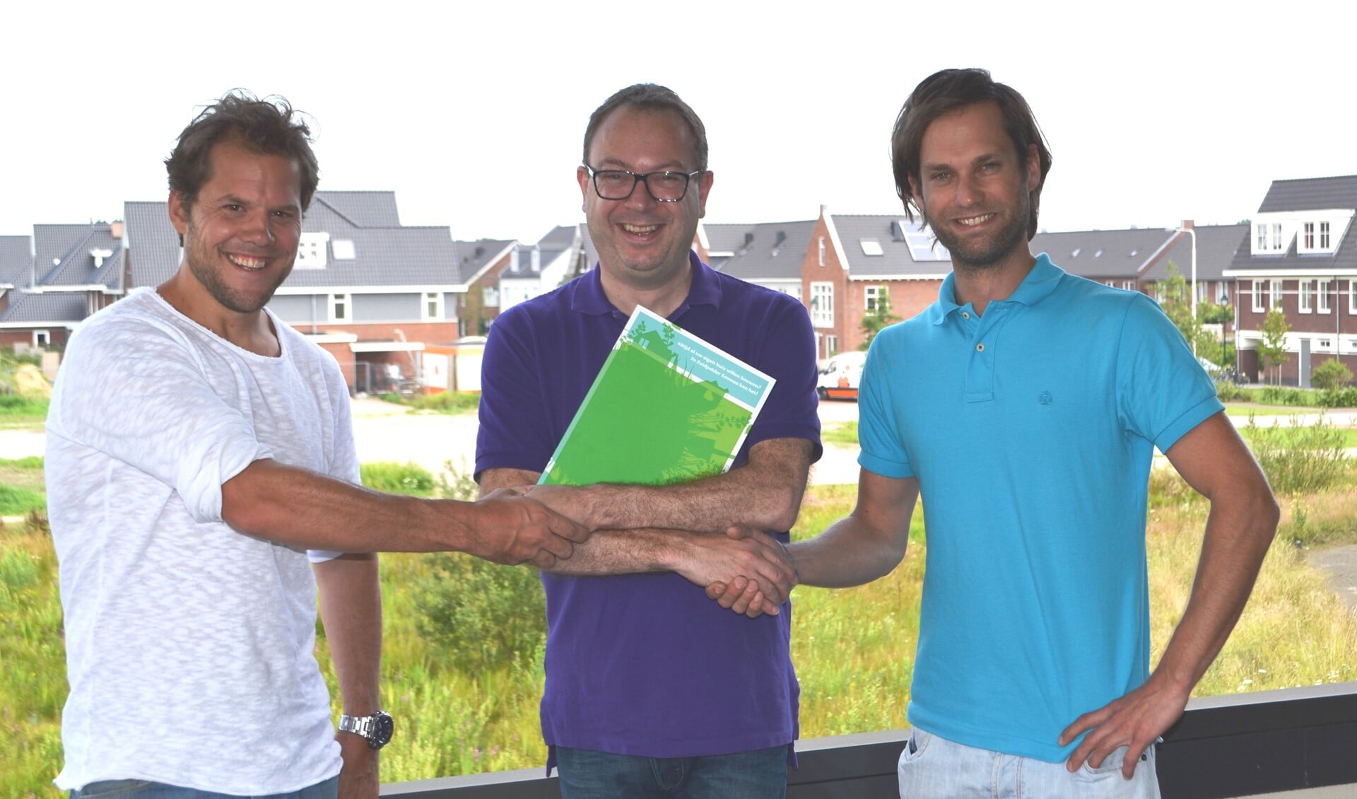 Van links naar rechts directeur Pop, burgemeester Roland van Benthem en de heer De Boer.
