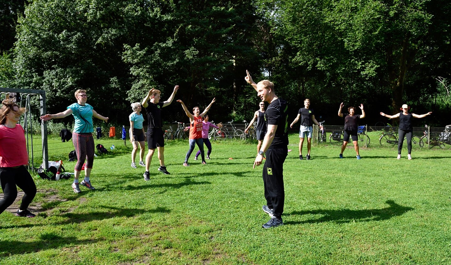 Samuel van Gelder leidt een training.