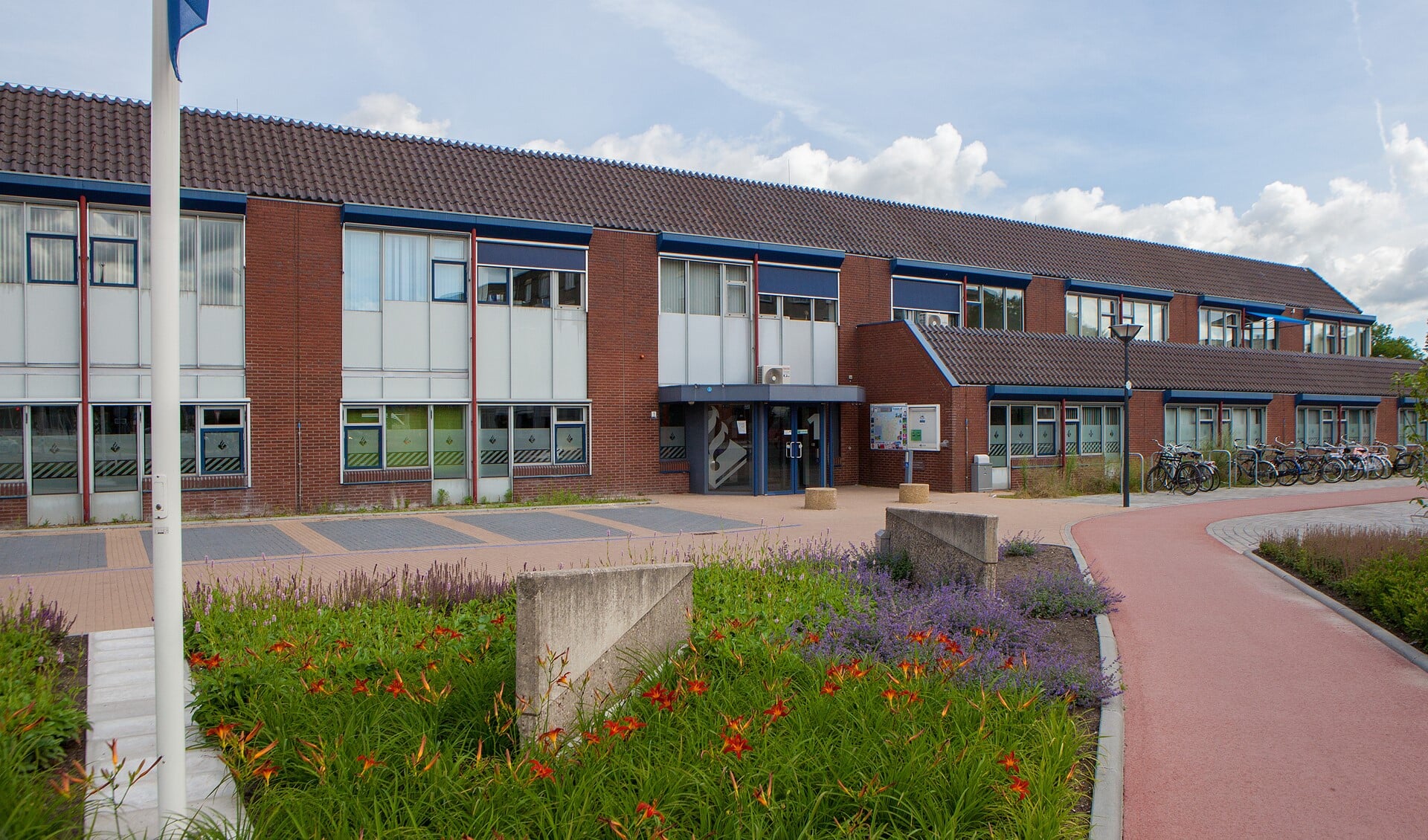 Het politiebureau in Huizen is in de zomer op dinsdag en donderdag gesloten.