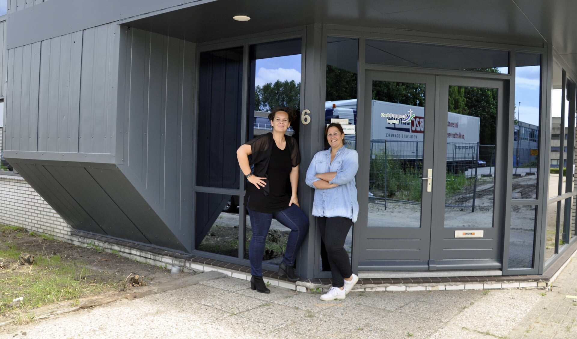Sara Kroos en Daniëlle Meyer bij de entree van hun nieuwe locatie aan de Flevolaan. 