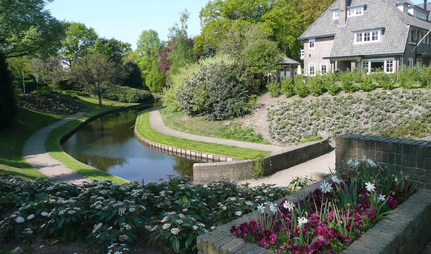 ’t Mouwtje, met hoogteverschillen, trappen, bloemen en planten en bomen is een lust voor het oog.