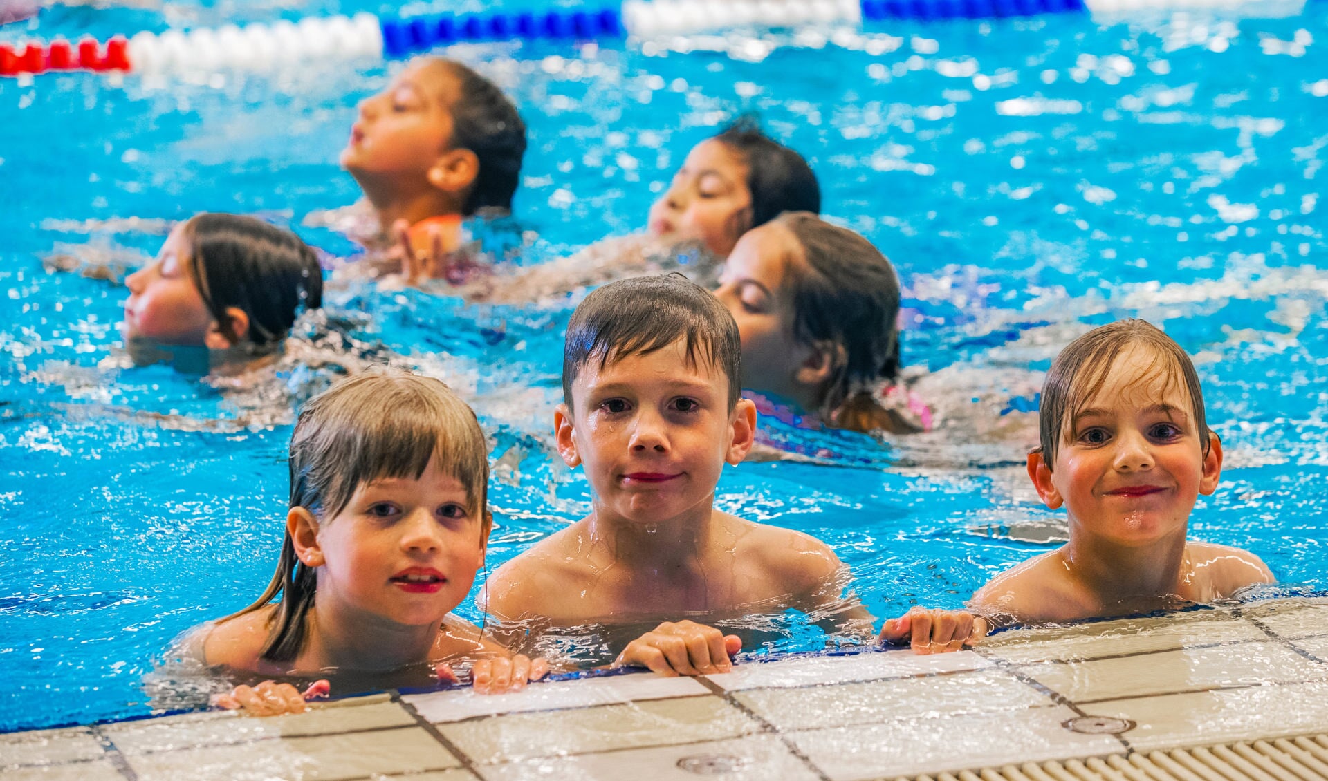 Veel kinderen halen al hun zwemdiploma volgens de wethouder.