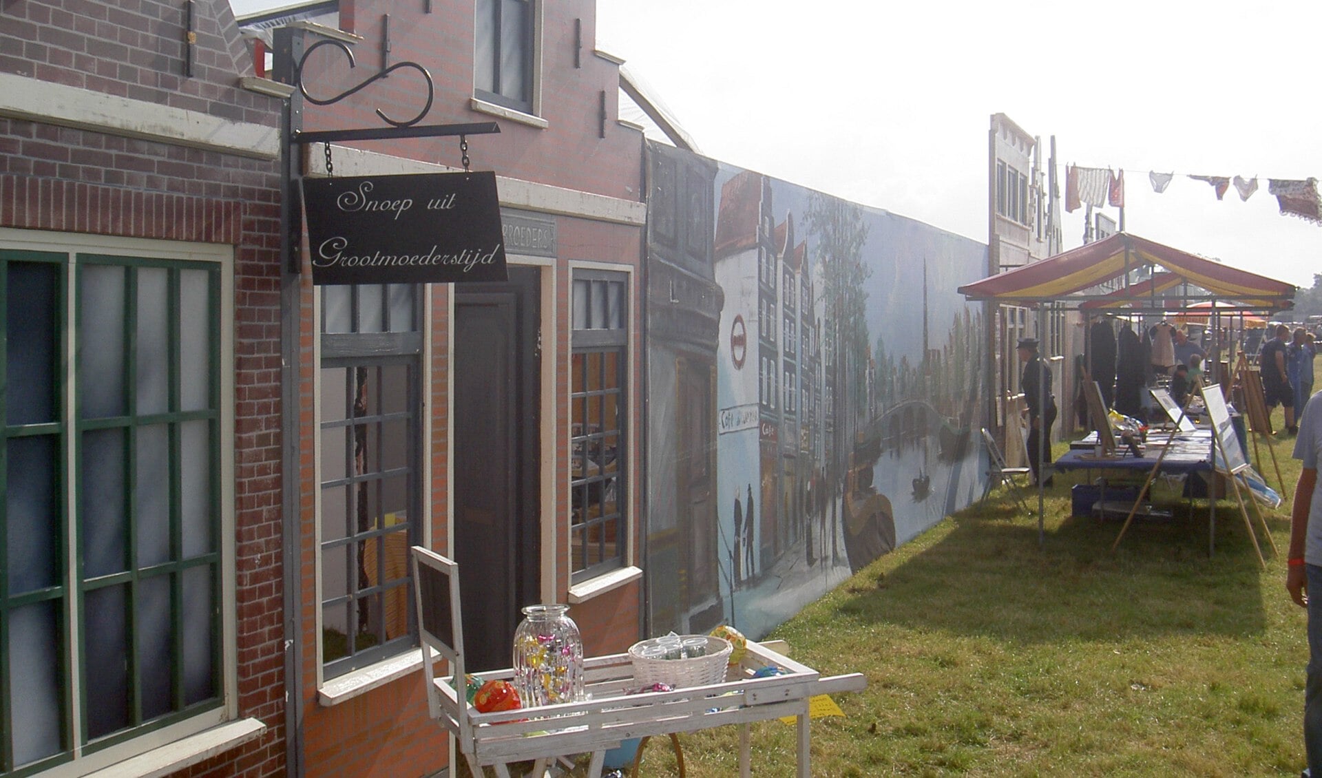 Het terrein verandert in een groot openluchtmuseum. 