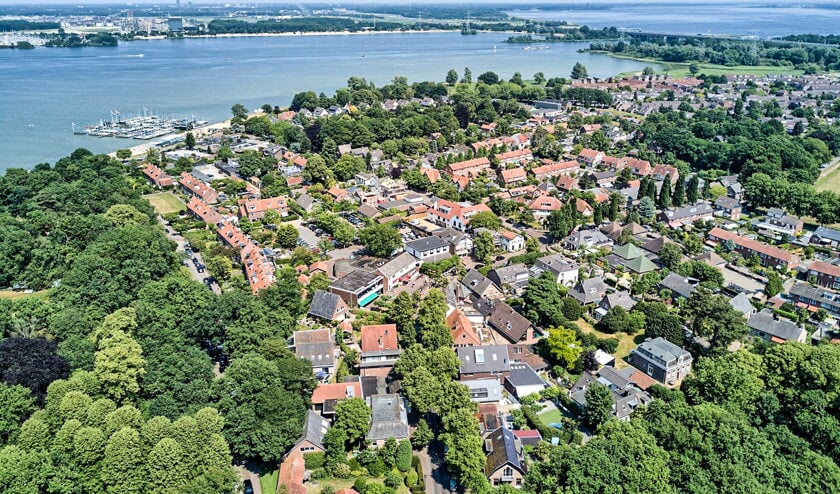 <p>Bij de Eikenlaan gaat het om de eerste fase van het project om in geheel Muiderberg aquathermie te benutten als warmtebron en in 2026 aardgasvrij te zijn.</p>