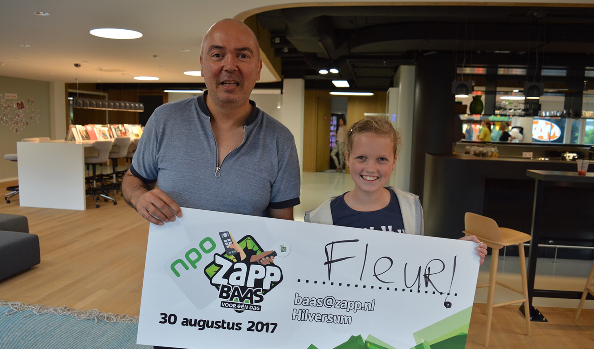 Zapp-baas Fleur uit den Bosch (10) uit Hilversum met NPO-directeur Televisie Frans Klein.