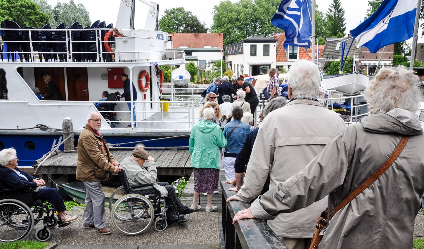 Ook Jess Optiek trekt zich het lot van eenzame ouderen aan en organiseerde vorige maand een rondvaart.