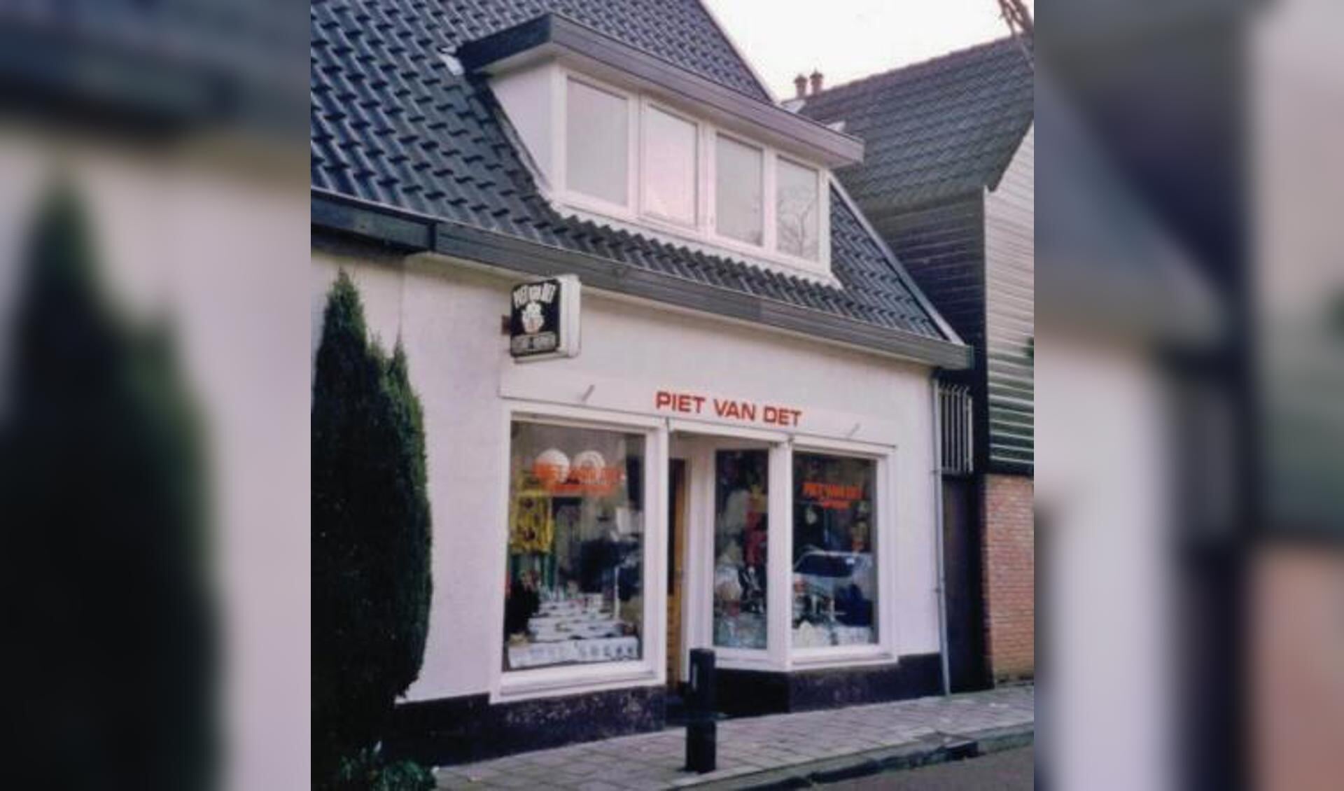 Piet van Det tot 2002 op de Gildestraat. 