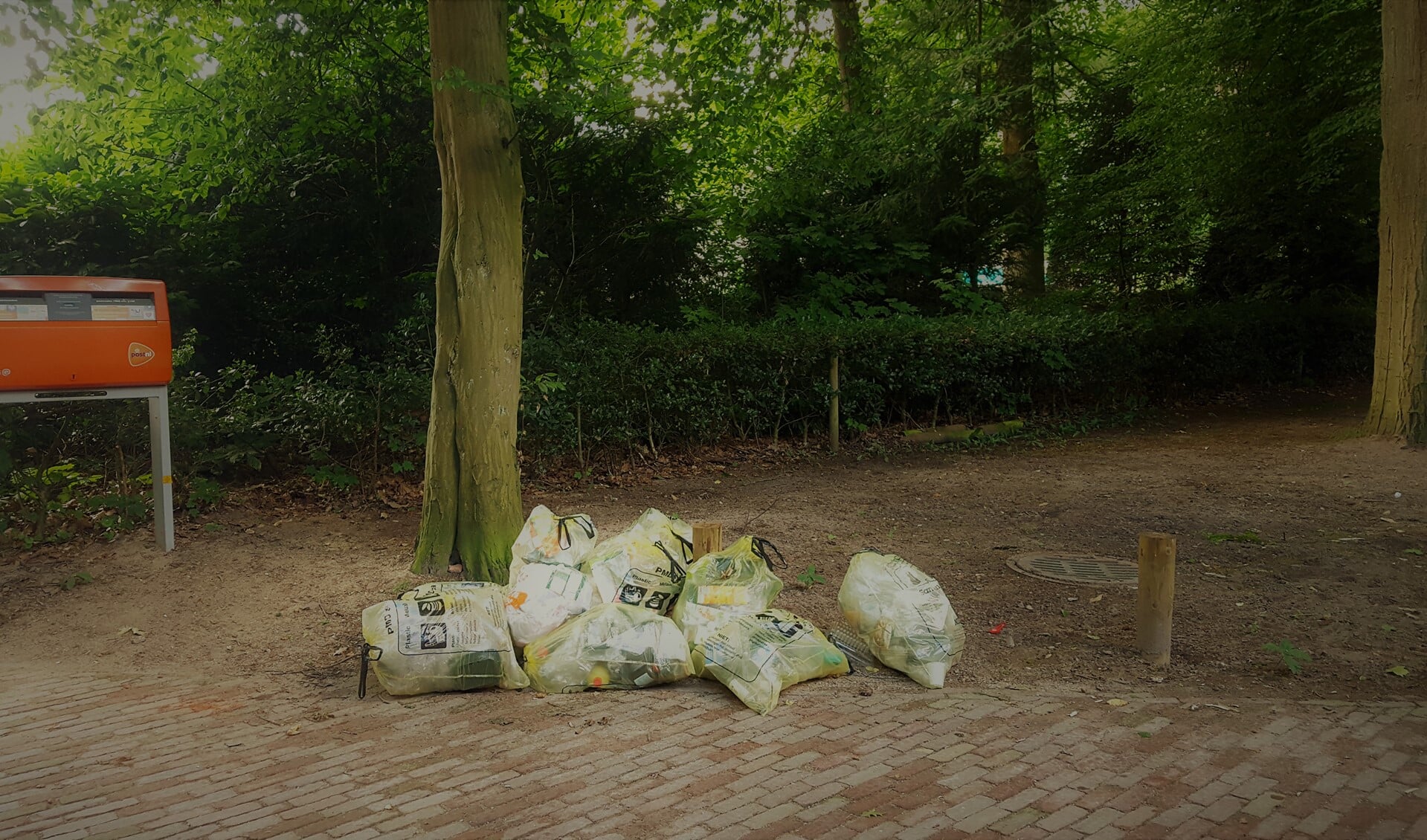 Dit trof Paul van der Maas aan vorige week zondag, volle PMD-zakken die niet waren meegenomen door de Gewestelijke Afvalstoffen Dienst (GAD).
