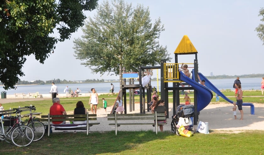 Een kiosk zou het strand in het Naarderbos nog leuker maken.