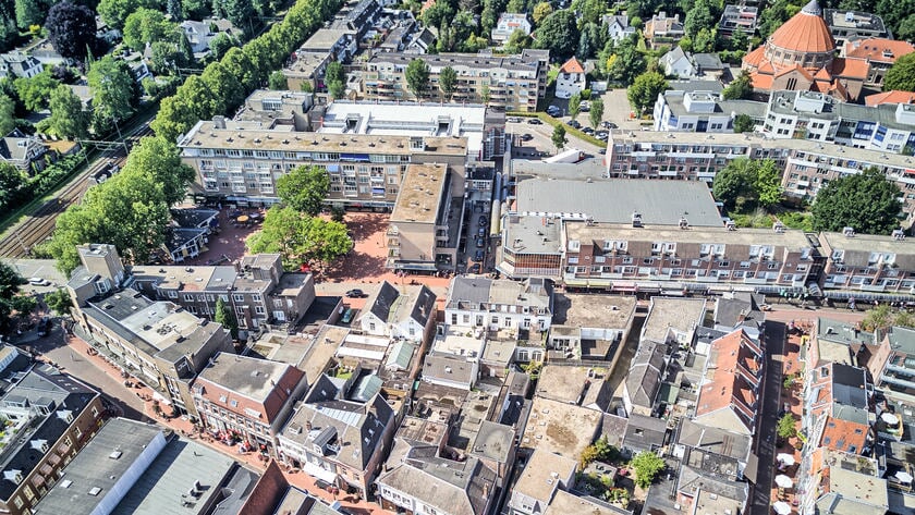 Bovenaanzicht van de Veerstraat en het Julianaplein.